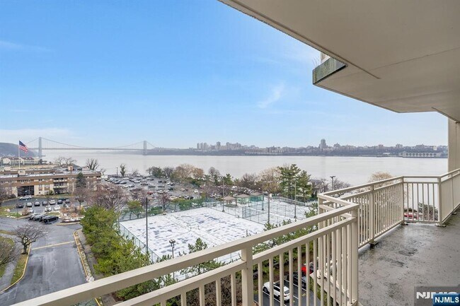 Building Photo - 1055 River 809