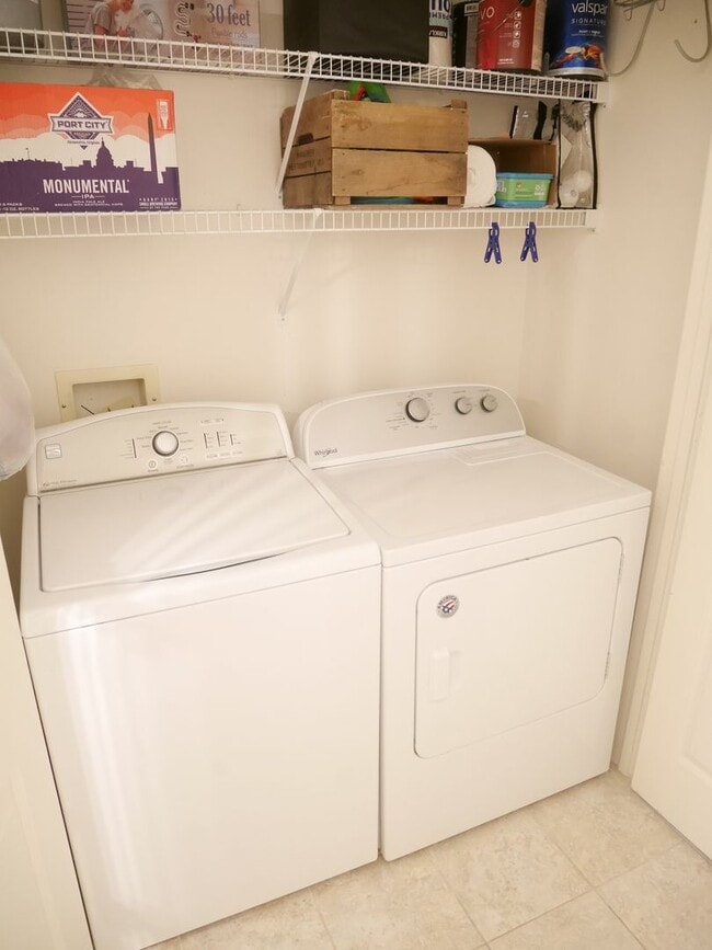 Building Photo - 2 Bedroom Condominium in Sought After Comm...