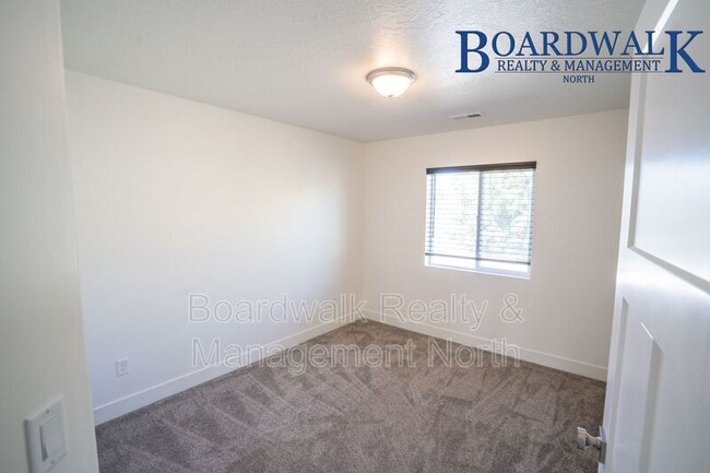Building Photo - 440 1625 N
