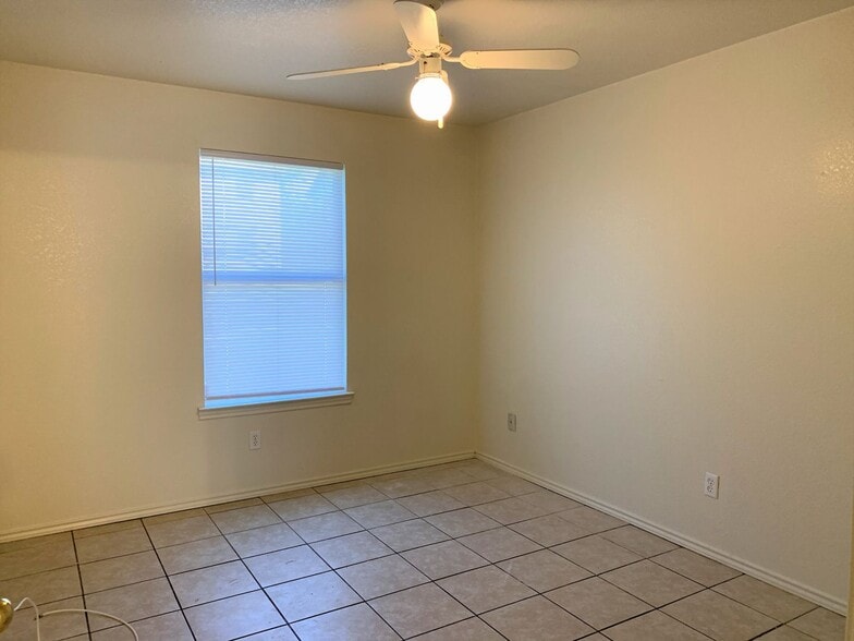Building Photo - 1708 Benttree Dr