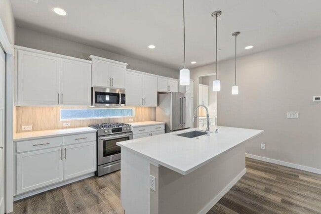 Building Photo - Beautiful Puyallup Corner Lot Home with Office, A/C, Formal Dining & Bonus Loft!