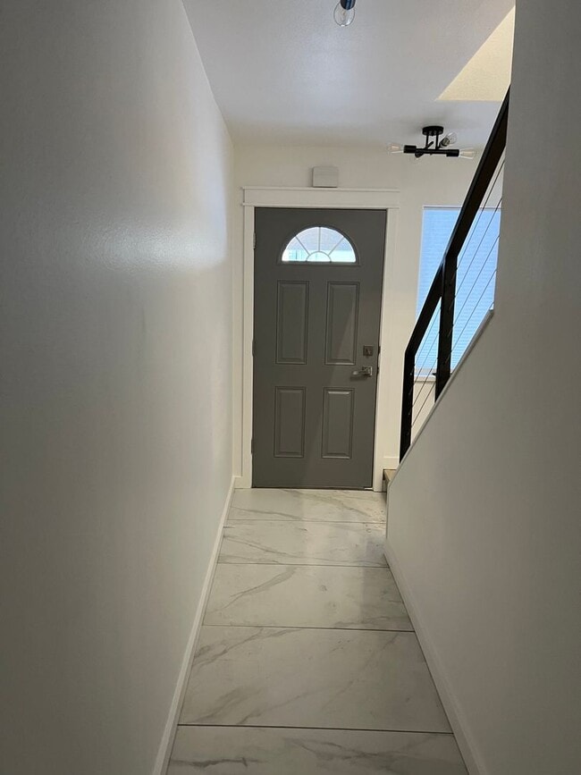 Building Photo - 3 bedroom with an Office!!!!