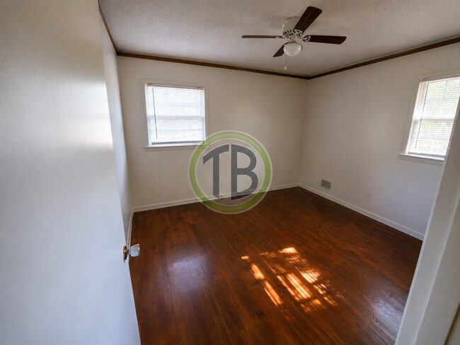 Building Photo - Single-level ranch home near downtown and Bull St District