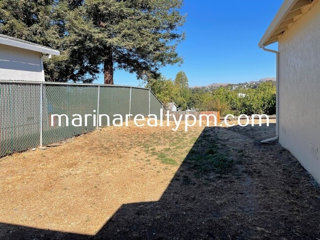 Building Photo - Charming 3 bedroom, 2 bathroom home locate...
