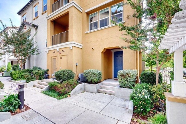 Building Photo - SAN JOSE - Well Maintained Tri-Level 2/2.5 Townhouse