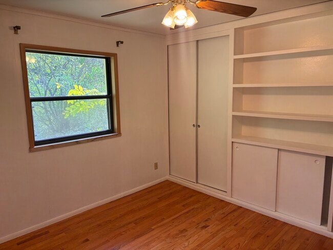 Building Photo - 920 Wesley Rd NW