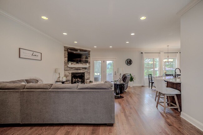 Building Photo - Fully Furnished, Short Term Rental, 1 Mont...