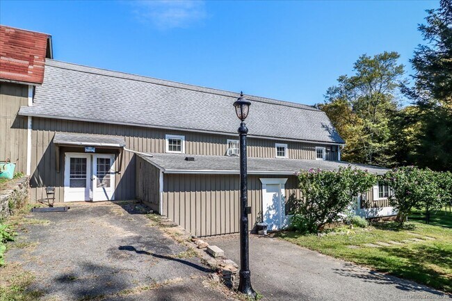 Building Photo - 155 Squash Hollow Rd