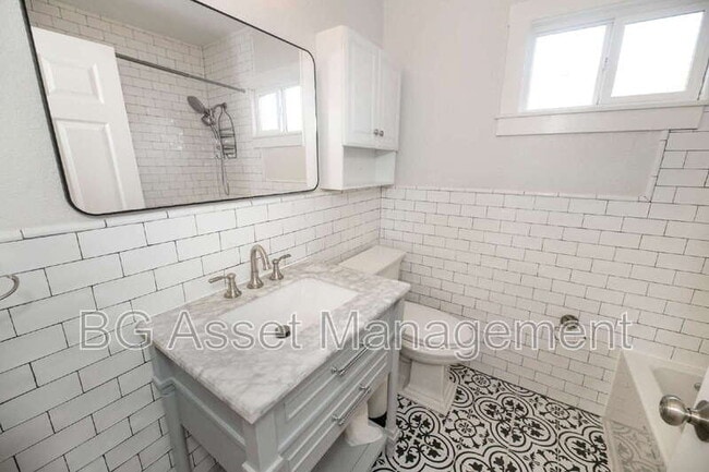 Building Photo - 5524 Shattuck Ave.