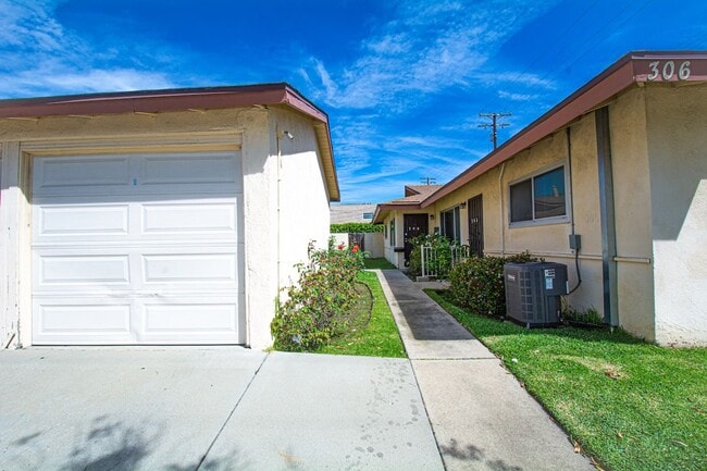 Building Photo - 306 N Azusa Ave
