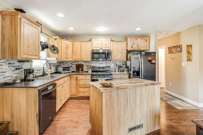 Building Photo - Cozy & Fully-Furnished West Asheville 2-Bedroom (Utilities Included)