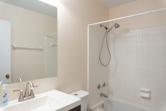 Building Photo - 3223 Albert Dr