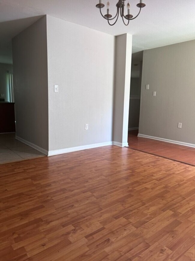 Building Photo - Stunning 4 Bedroom Home in Coulwood East Community