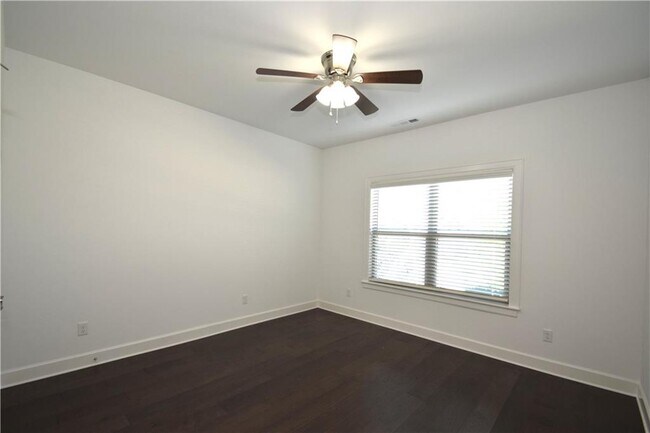 Building Photo - 4303 SW Bermuda Ave