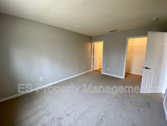 Building Photo - 310 Lockerbie Ln