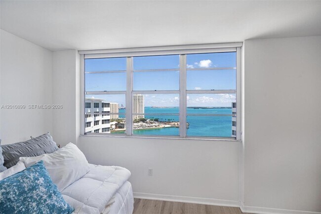 Building Photo - 825 Brickell Bay Dr