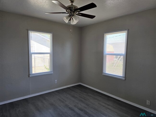 Building Photo - 105 E Plaza Dr