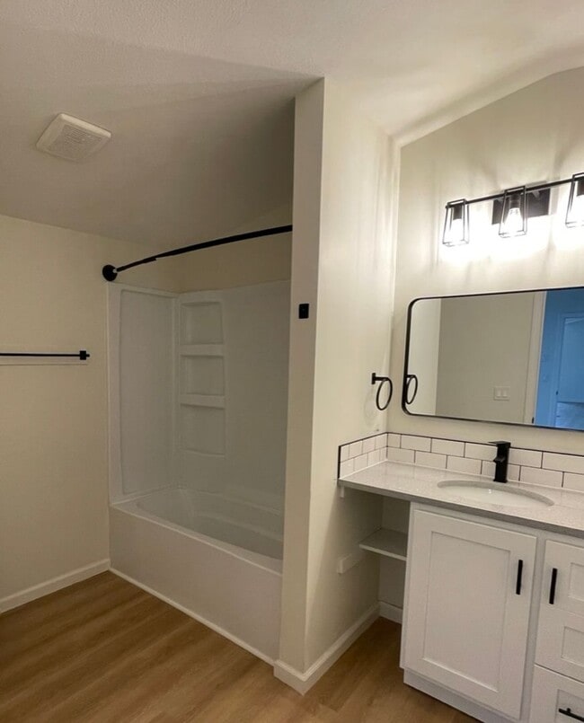 Building Photo - 3 Bed 2 Bath in South Wichita - Space for ...