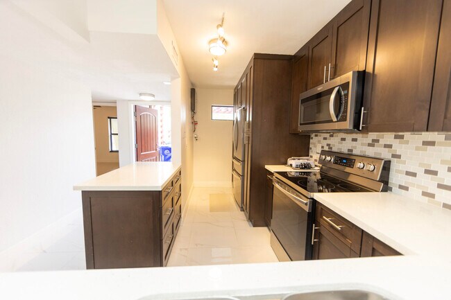 Building Photo - 11060 S Lakeview Dr