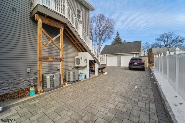 Building Photo - 204 Harrison St