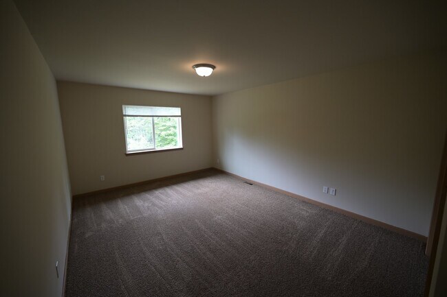 Building Photo - 3 bed, 2.5 bath, 2 car garage, lots of sun...