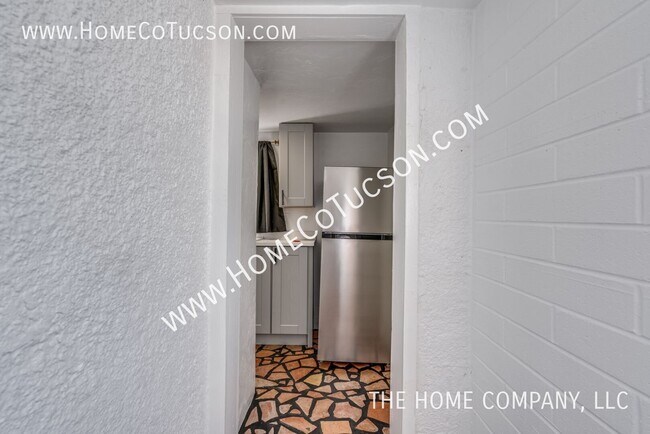 Building Photo - 940 E Florita St