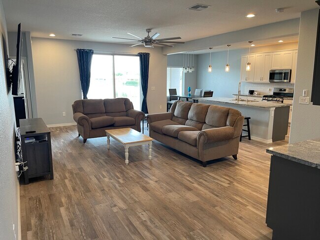 Building Photo - 5879 Desert Lakes Dr