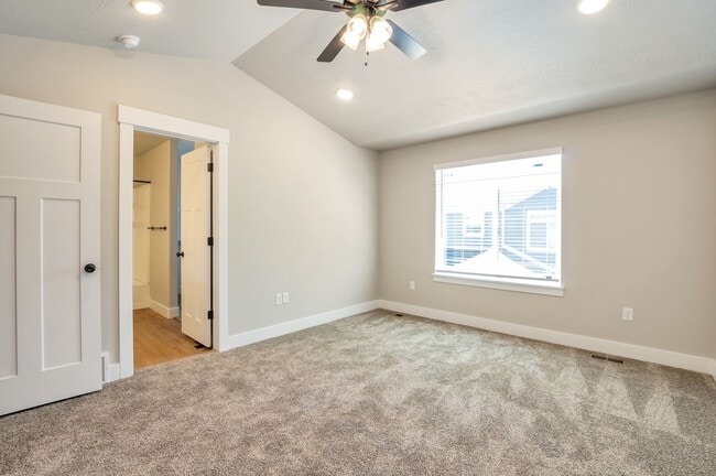 Building Photo - Stunning 3 Bed - 2.5 Bath Townhome in Amaz...