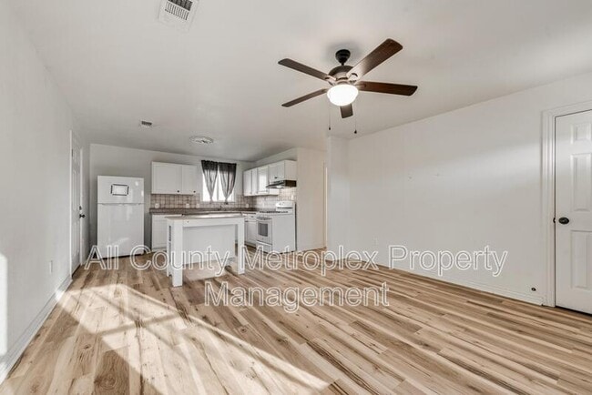 Building Photo - 1303 S Medora St