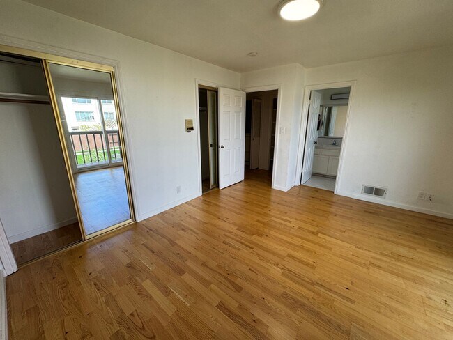 Building Photo - Bright 2BR/2BA Condo in Prime Richmond Dis...