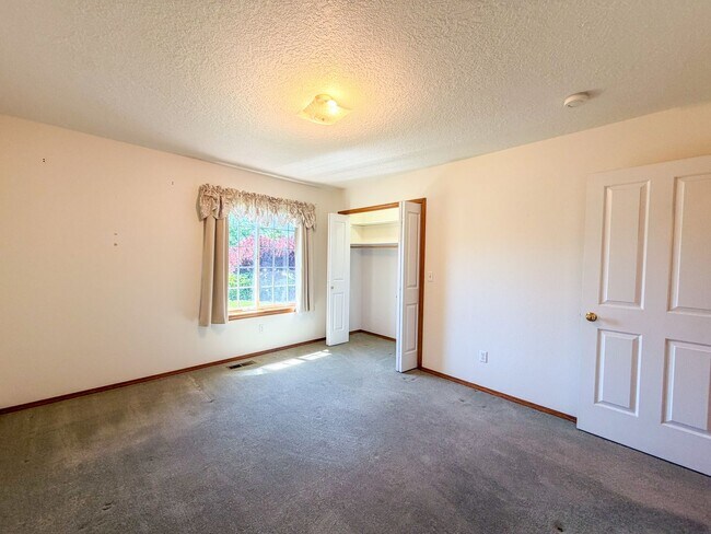 Building Photo - 364 SE Davis Ct