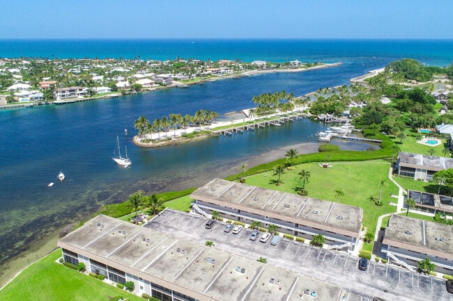 Building Photo - 755 Saturn St