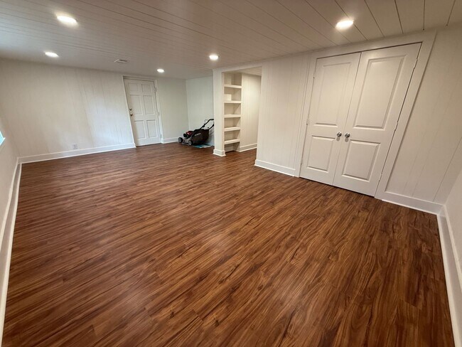 Building Photo - 185 Landor Dr