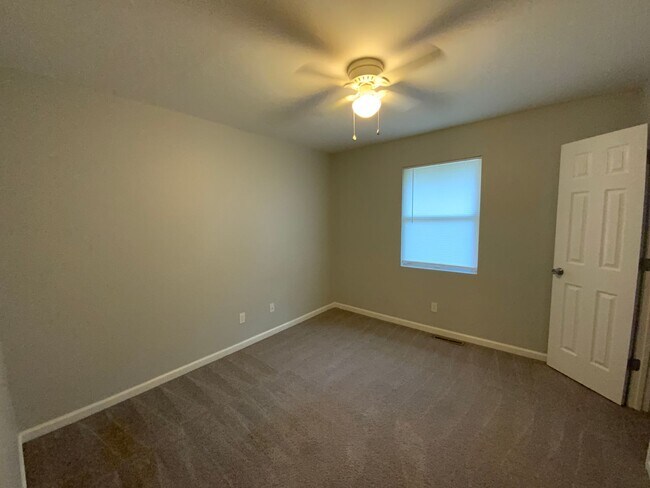 Building Photo - 4623-4623 W Bainbridge Dr