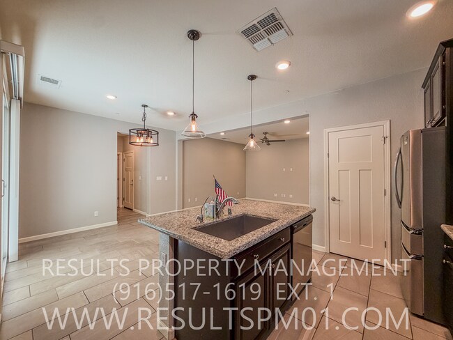 Building Photo - Beautiful Roseville 4 Bedroom Home