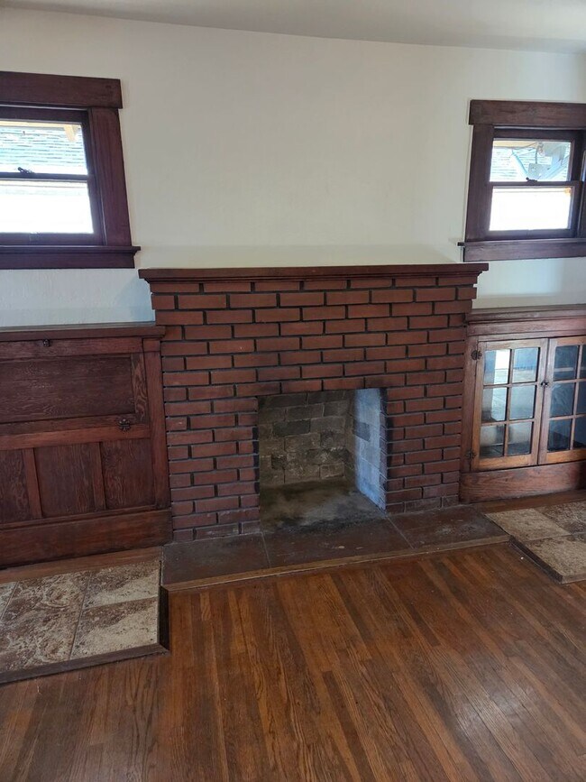 Building Photo - Two bedroom Charmer