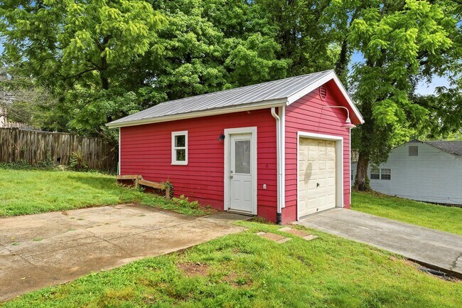 Building Photo - 303 Blount St