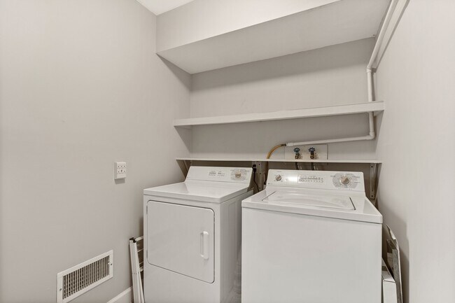 Building Photo - 537-541 N Edgelawn Drive Unit 539