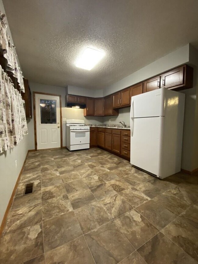 Building Photo - 3  Bed 1 Bath - Coming Soon!