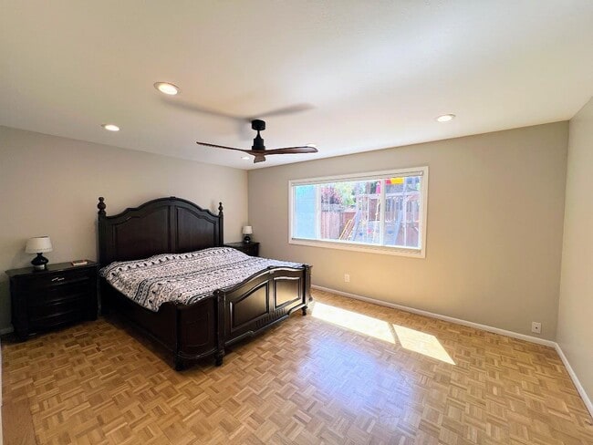 Building Photo - 630 Pilgrim Dr