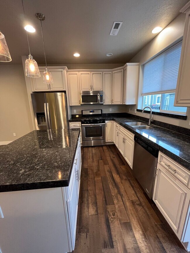 Building Photo - 3 Bed/ 3 Bath Townhome in Draper!