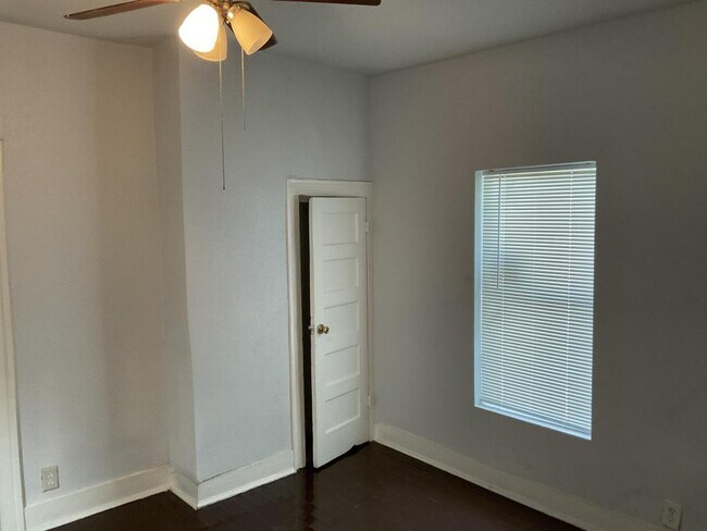 Building Photo - 2406 Guadalupe St