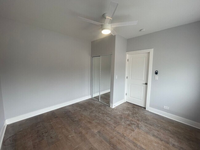 Building Photo - 4393 N Elston Ave