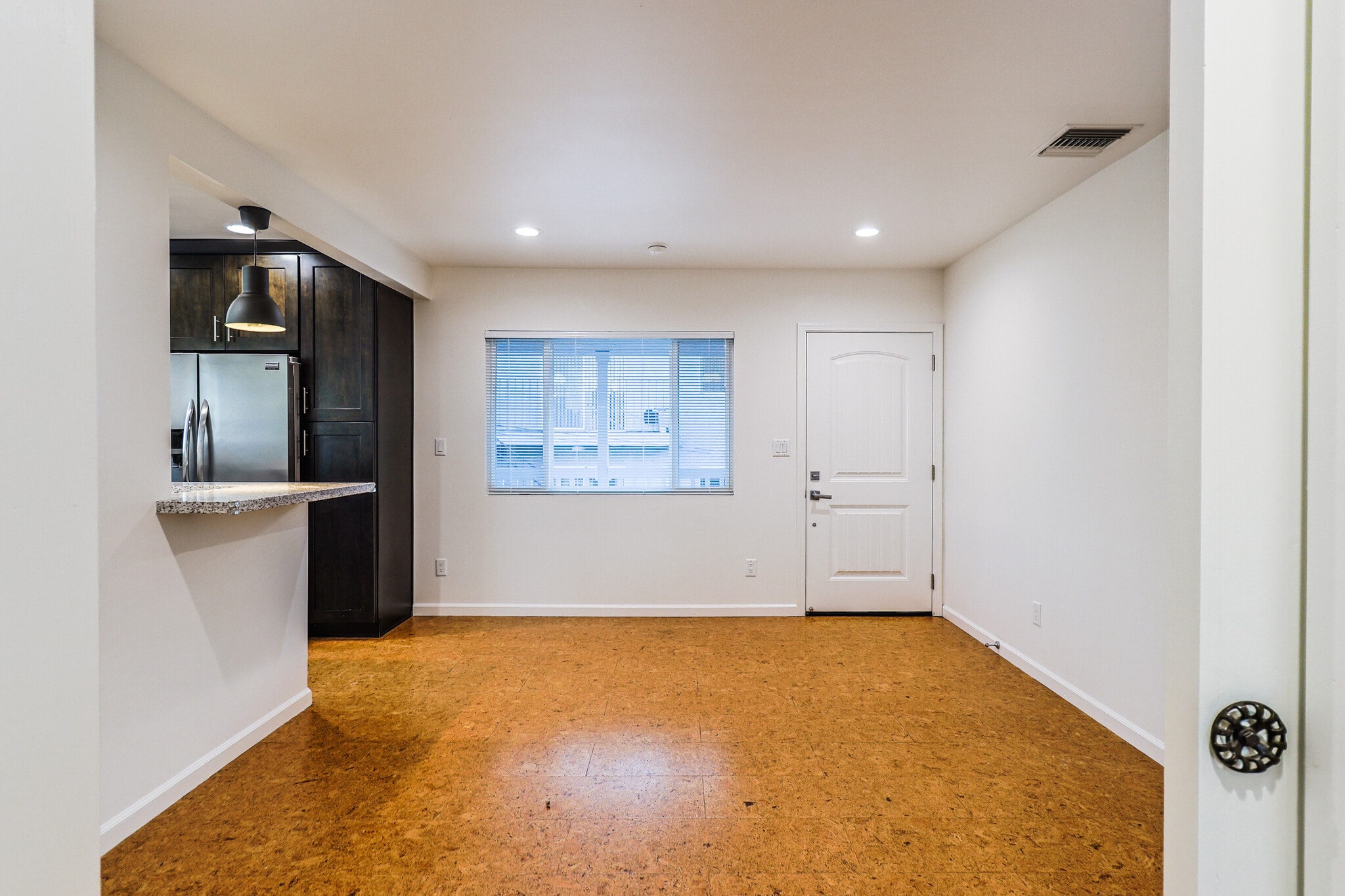 Building Photo - 256 W Tujunga Ave