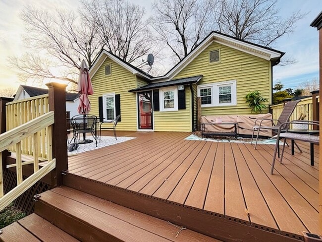 Building Photo - 109 S Rose Ave