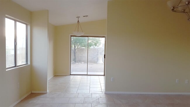 Building Photo - 5040 S Maple Ct