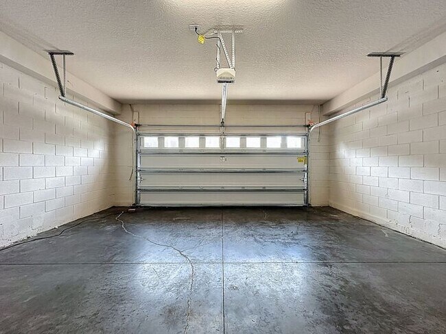 Building Photo - Spacious Townhome for Rent in Tapestry