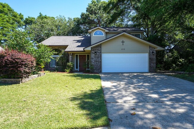 Building Photo - 4 BR / 2.5 BA – RARE FIND IN ROCKY BAYOU