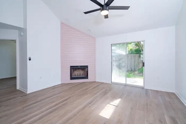 Building Photo - Stunning 3 Bedroom Home in Fort Walton Beach!