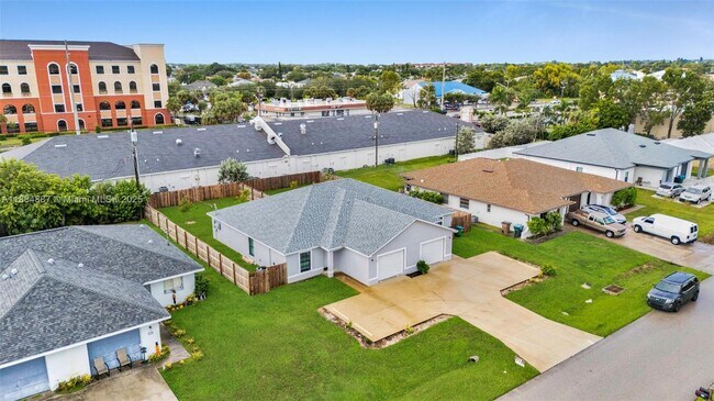 Building Photo - 326 SE 16th Pl